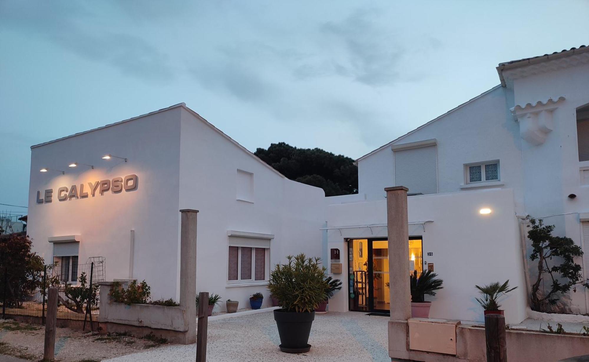 Hotel Le Calypso Hyeres Bagian luar foto