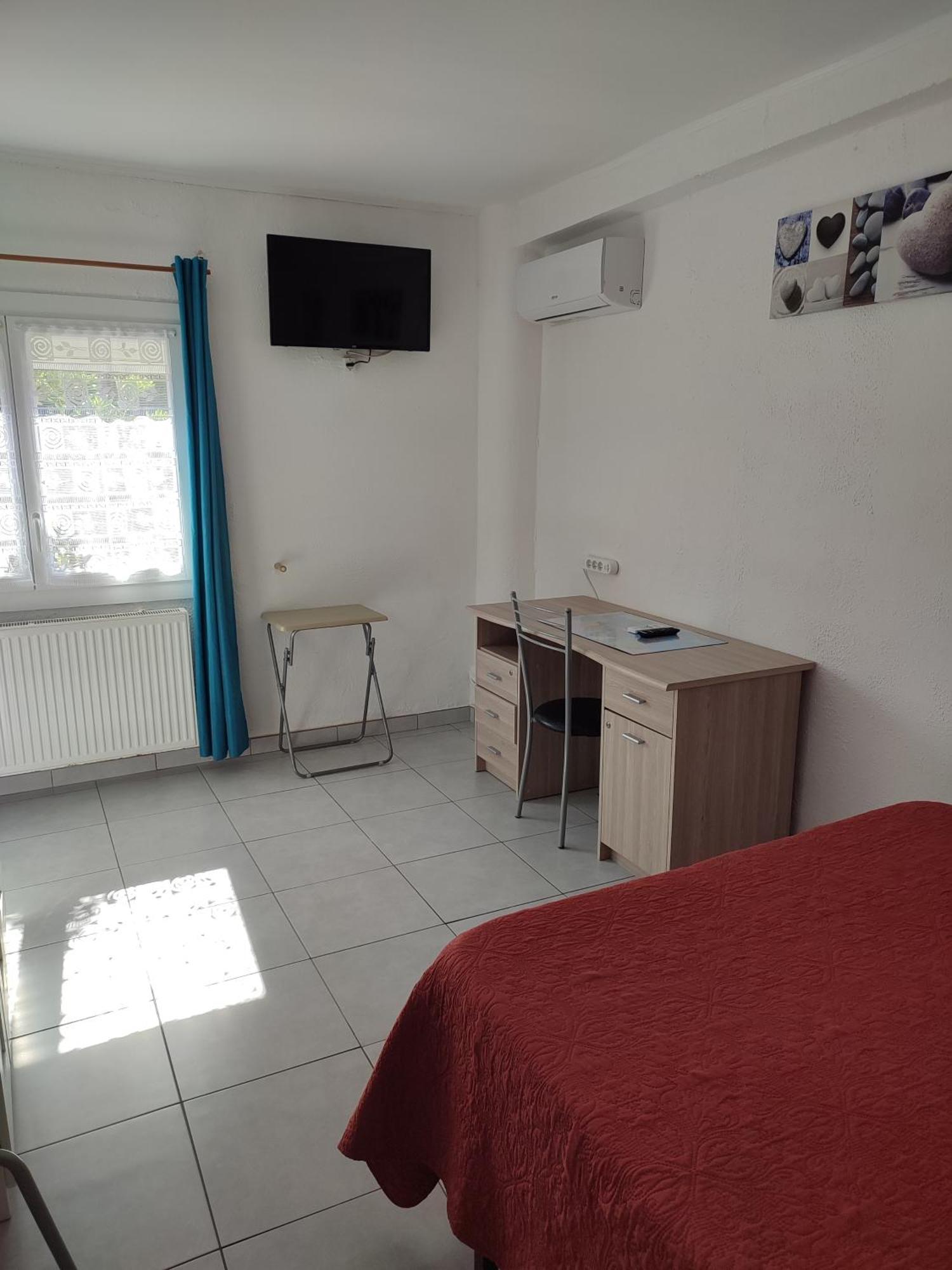 Hotel Le Calypso Hyeres Bagian luar foto
