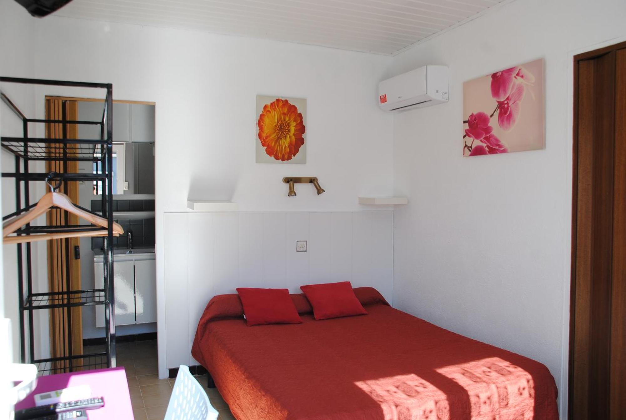 Hotel Le Calypso Hyeres Bagian luar foto