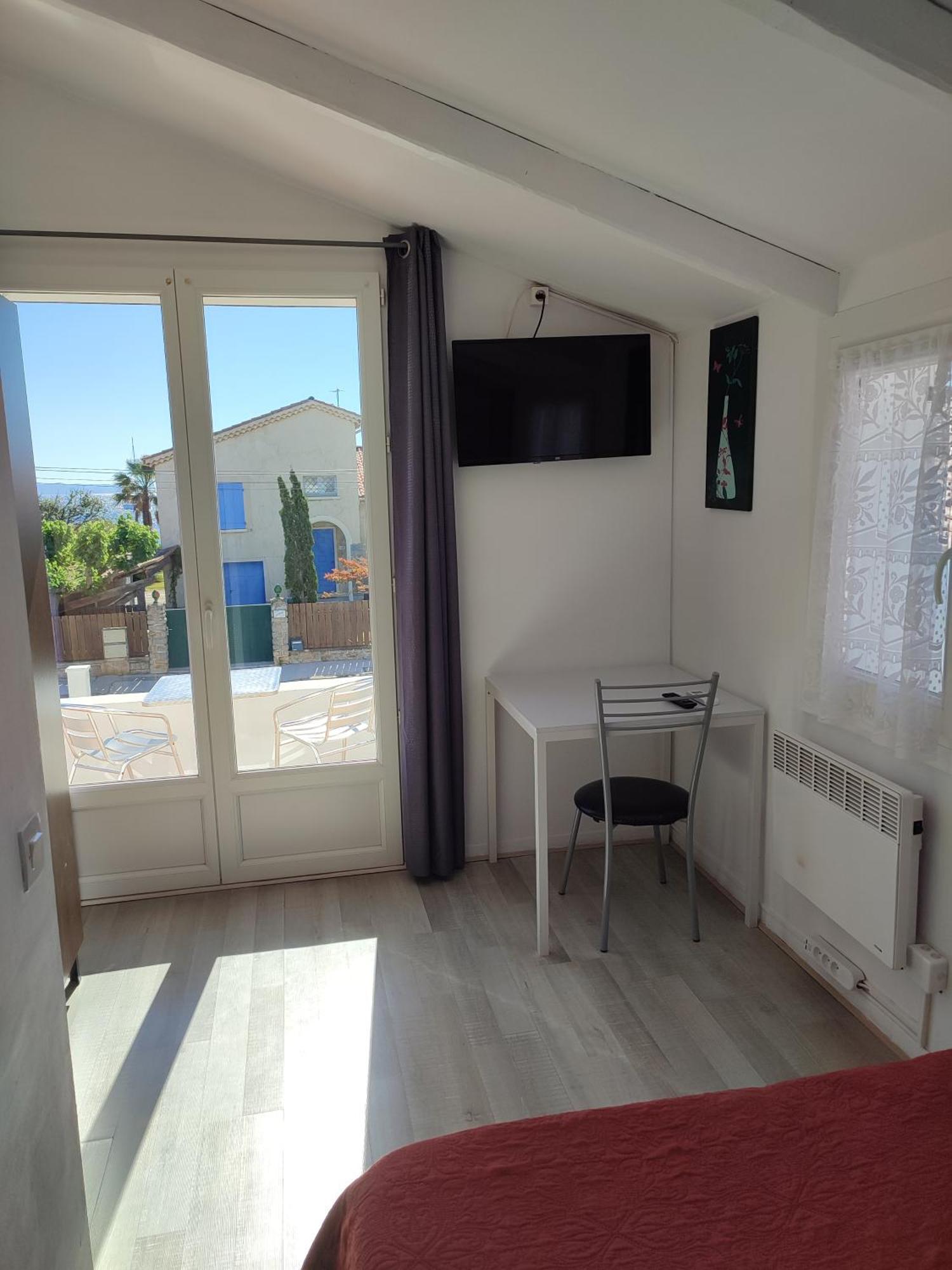 Hotel Le Calypso Hyeres Bagian luar foto