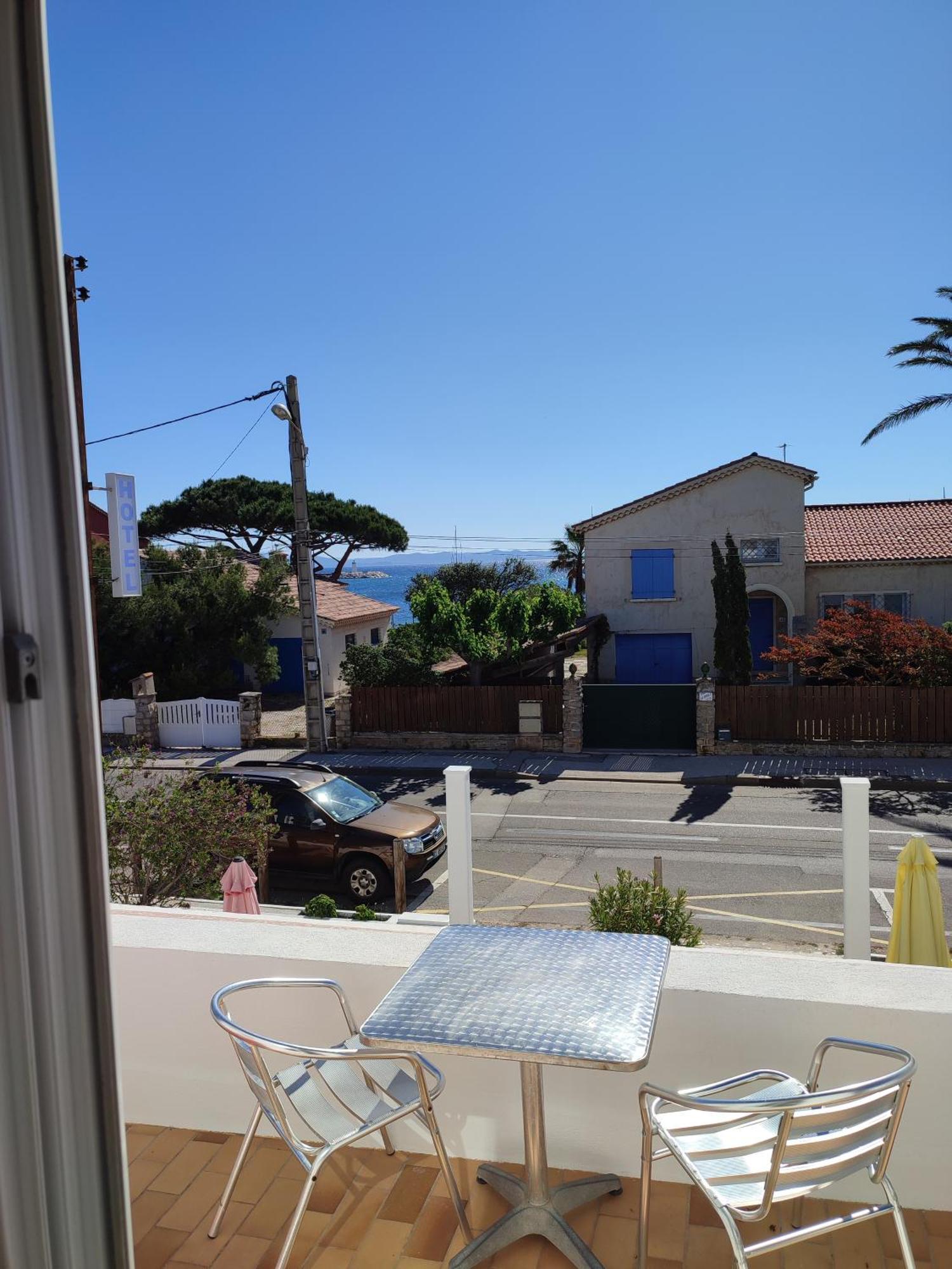 Hotel Le Calypso Hyeres Bagian luar foto