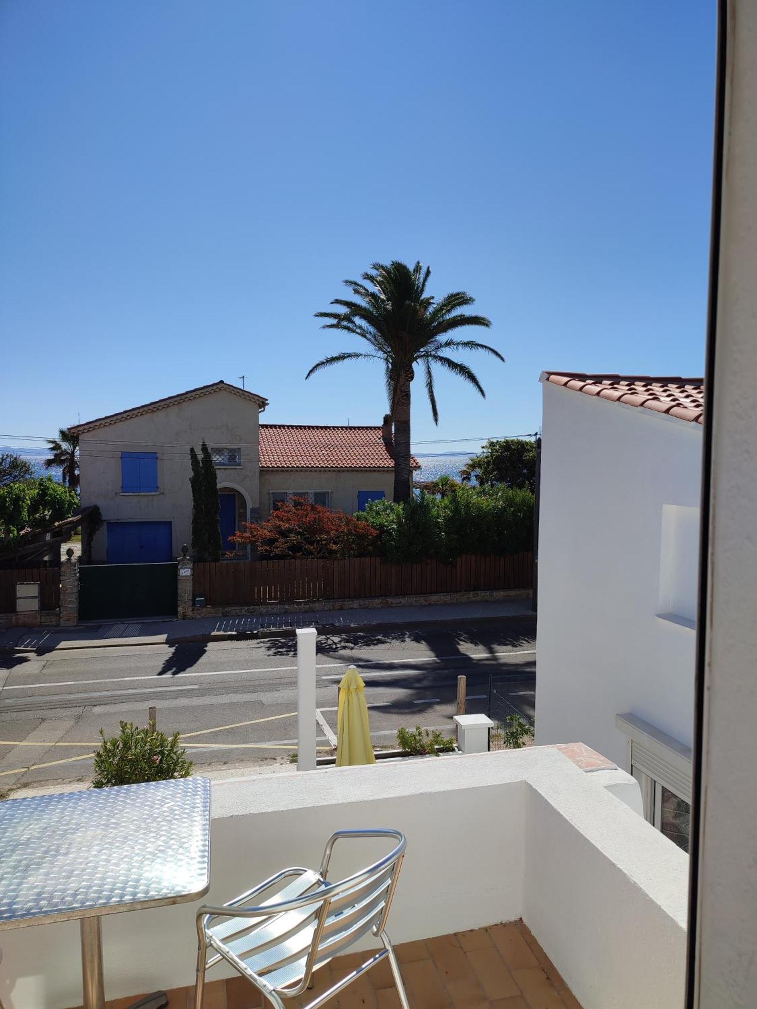 Hotel Le Calypso Hyeres Bagian luar foto