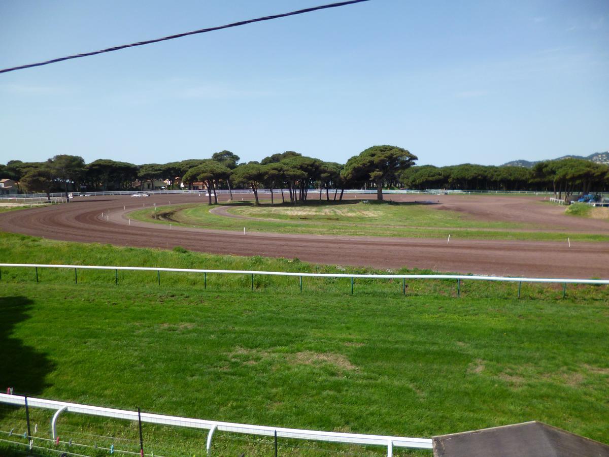 Hotel Le Calypso Hyeres Bagian luar foto